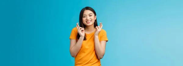 Alegre Sonriente Esperanzada Chica Asiática Rezando Deseo Buena Suerte Dedos — Foto de Stock