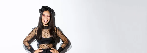 Gotik Elbise Siyah Çelenk Giymiş Kaygısız Gülümseyen Asyalı Bir Kadın — Stok fotoğraf