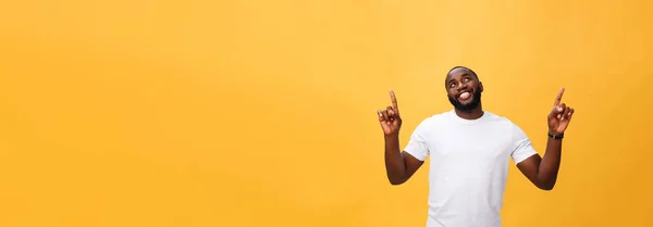Νεαρός Αφρικανική Αμερικανική Άνθρωπος Πάνω Από Κίτρινο Φόντο Που Δείχνει — Φωτογραφία Αρχείου