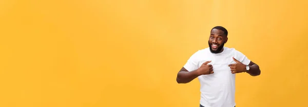 Unga Afroamerikanska Mannen Över Isolerade Bakgrund Ser Självsäker Med Leende — Stockfoto