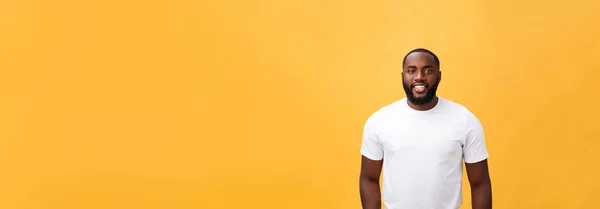 Retrato Joven Negro Moderno Sonriendo Pie Fondo Amarillo Aislado — Foto de Stock