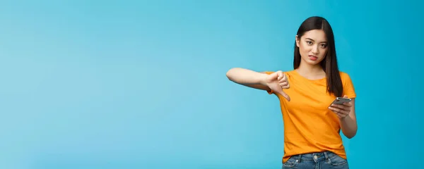 Mujer Asiática Disgustado Corto Corte Pelo Oscuro Frunciendo Ceño Triste — Foto de Stock