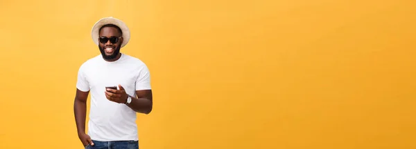 Vrolijke African American Man Een Wit Overhemd Met Behulp Van — Stockfoto