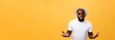 Bağırarak ve ağzı üzerinde el ile yan için çığlık beyaz t-shirt giyen genç Afro-Amerikan adam. İletişim kavramı