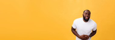 Çünkü mide üzerinde el ile beyaz t-shirt giyen genç Afro-Amerikan adam mide bulantısı, ağrılı hastalık hasta hissediyor. Ağrısı kavramı.