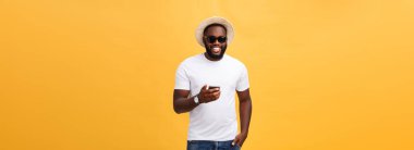 Beyaz gömlek cep telefonu uygulaması kullanarak bir Afro-Amerikan neşeli adam. mutlu koyu tenli hipster adam cep telefonu sosyal ağ Haberler