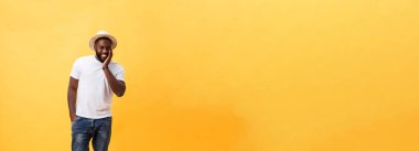 Tam uzunlukta genç yakışıklı Afrikalı-Amerikalı adam uzağa arıyorsunuz.