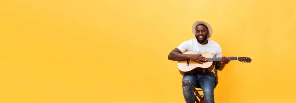 Красивий Афроамериканський Гітарист Грає Акустичній Гітарі Ізольований Жовтому Фоні — стокове фото