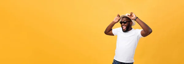 Retrato Cerca Joven Riendo Con Las Manos Sosteniendo Sombrero Aislado — Foto de Stock