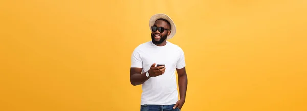 Веселый Афроамериканец Белой Рубашке Помощью Приложения Мобильного Телефона Счастливый Темнокожий — стоковое фото