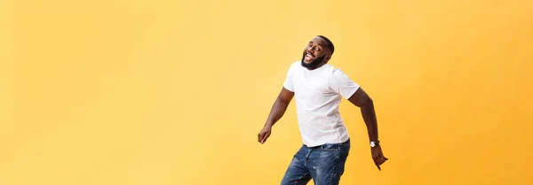 Полная Длина Красивый Молодой Черный Мужчина Прыгает Желтом Фоне — стоковое фото
