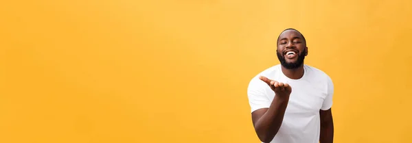 Joven Hipster Afroamericano Asombrado Usando Una Camiseta Blanca Cogida Mano — Foto de Stock