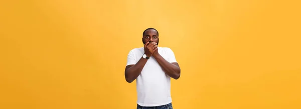 Ohromen Mladých Afrických Amerických Bederní Nošení Bílé Tričko Držel Ruku — Stock fotografie