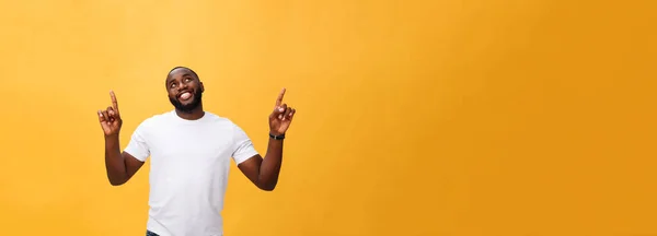 Junger Afrikanisch Amerikanischer Mann Über Gelbem Hintergrund Der Nach Oben — Stockfoto