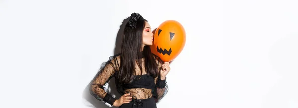 Stijlvolle Aziatische Vrouw Gotische Kant Jurk Vieren Halloween Kussen Oranje — Stockfoto