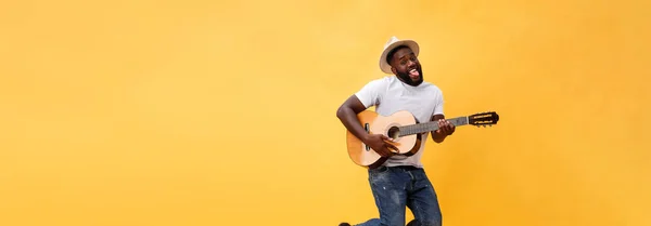Tam Uzunlukta Fotoğraf Heyecanlı Sanatsal Adamın Onun Gitar Çalmak Sarı — Stok fotoğraf