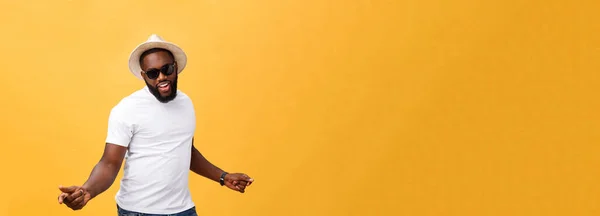 Joven Negro Hombre Superior Bailando Aislado Sobre Fondo Amarillo — Foto de Stock