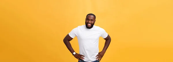 Πορτρέτο Του Ένα Μοντέρνο Νεαρός Μαύρος Άνδρας Χαμογελώντας Στέκεται Στο — Φωτογραφία Αρχείου