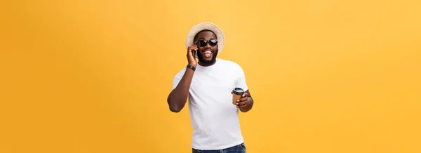 Knappe African American Met Mobiele Telefoon Neem Weg Koffiekopje Geïsoleerd — Stockfoto