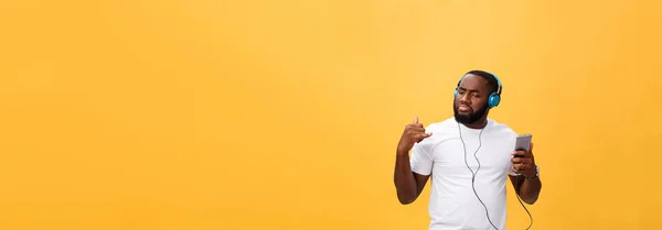 Афроамериканець Людиною Навушниками Слухати Танцювати Музикою Ізольовані Жовтому Фоні — стокове фото