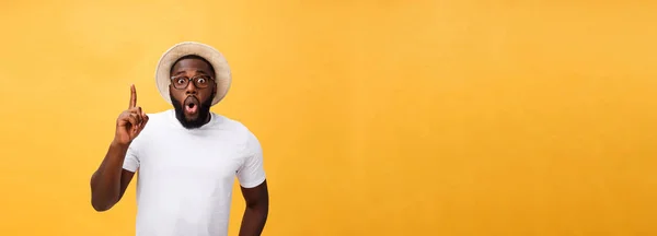 上向き黄色の背景の上の若いアフリカ系アメリカ人 — ストック写真
