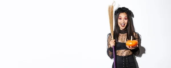 Excitada Atraente Menina Asiática Comemorando Halloween Vestindo Traje Bruxa Segurando — Fotografia de Stock