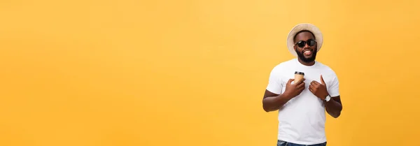 Стильный Молодой Африканский Американец Держит Чашку Кофе Желтом Фоне — стоковое фото