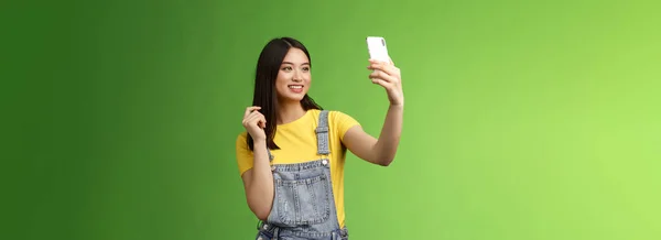 Glamour Tierna Adolescente Asiático Mujer Tomando Selfie Comprobación Corte Pelo — Foto de Stock