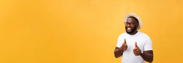 Εικόνα Χαρούμενο Νεαρού Άνδρα Αφρικανική Στέκεται Και Θέτοντας Κίτρινο Φόντο — Φωτογραφία Αρχείου