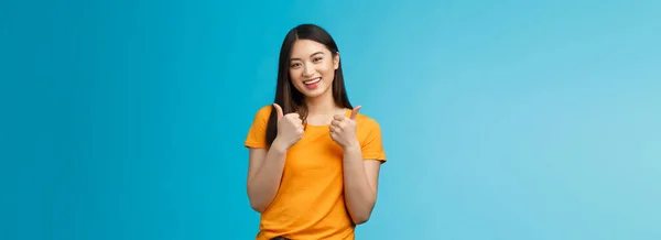 Υποστηρικτικό Χαριτωμένο Φιλικό Κορίτσι Της Ασίας Δώσει Αντίχειρες Και Χαμογελώντας — Φωτογραφία Αρχείου