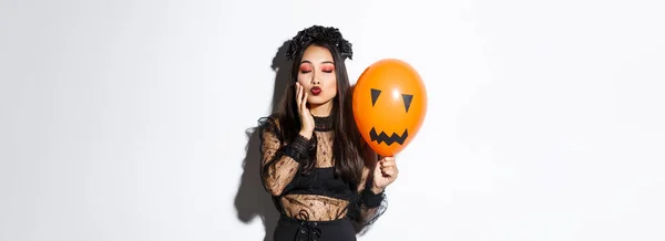 Bild Vackra Eleganta Asiatiska Kvinna Firar Halloween Bär Häxa Kostym — Stockfoto