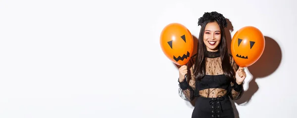Afbeelding Van Vrolijke Aziatische Vrouw Heks Kostuum Vieren Halloween Het — Stockfoto