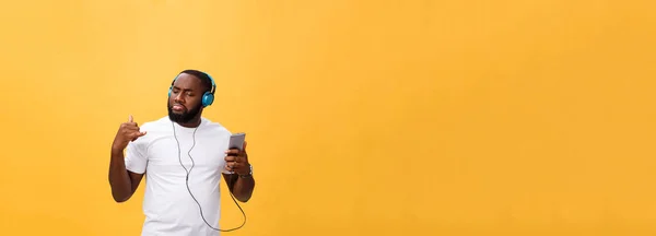 Hombre Afroamericano Con Auriculares Escuchar Bailar Con Música Aislado Sobre —  Fotos de Stock