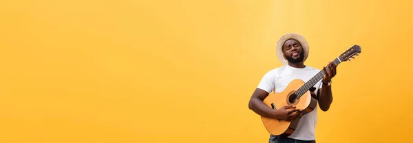 Hombre Musculoso Negro Tocando Guitarra Con Jeans Camiseta Blanca Aislar — Foto de Stock