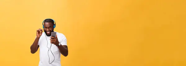 Kulaklıklar Ile Afrika Kökenli Amerikalı Adam Dinlemek Müzik Ile Dans — Stok fotoğraf