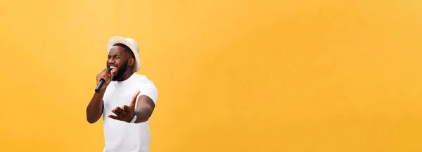 Junge Schwarze Afrikanisch Amerikanische Sängerin Tritt Bei Einem Konzert Auf — Stockfoto