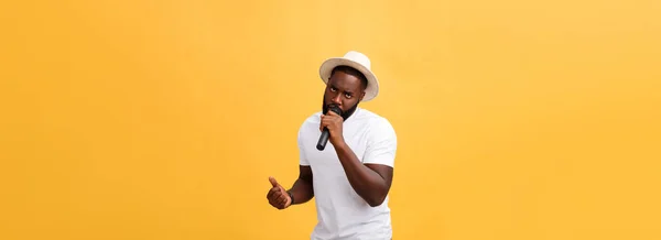 Jeune Beau Garçon Afro Américain Chantant Émotionnel Avec Microphone Isolé — Photo