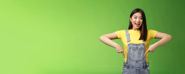 Lebendig Energetisiert Asiatische Niedliche Frau Fördern Werbung Zeigt Mit Dem — Stockfoto
