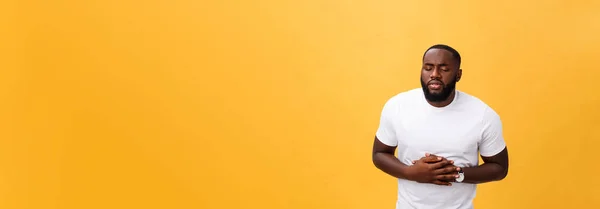 お腹の上の手で白い シャツを着て若いアフリカ系アメリカ人吐き気 気分が悪く痛みを伴う病気 痛みの概念 — ストック写真