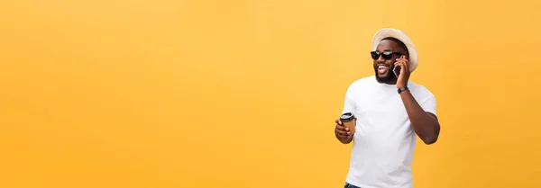 Симпатичный Афроамериканец Мобильным Телефоном Уберите Чашку Кофе Изолированный Желтом Золотом — стоковое фото