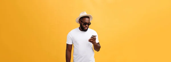 Vidám Afrikai Amerikai Férfi Fehér Ing Mobil Telefon Alkalmazás Segítségével — Stock Fotó