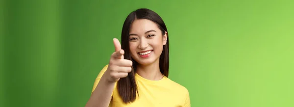 Primer Plano Entretenido Extrovertido Asiático Morena Hembra Divirtiéndose Felicitarte Apuntando —  Fotos de Stock