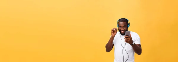 Hombre Afroamericano Con Auriculares Escuchar Bailar Con Música Aislado Sobre —  Fotos de Stock