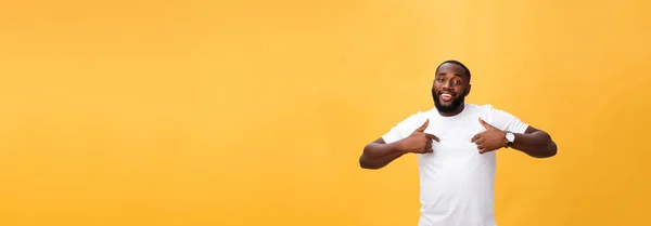 Νεαρός Αφρικανική Αμερικανική Άνθρωπος Πέρα Από Απομονωμένο Υπόβαθρο Αναζητούν Αυτοπεποίθηση — Φωτογραφία Αρχείου