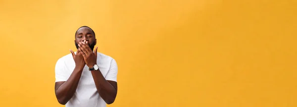 Retrato Homem Afro Americano Com Mãos Levantadas Choque Descrença Isolado — Fotografia de Stock