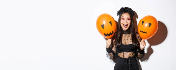 Imagen Mujer Asiática Feliz Traje Bruja Celebrando Halloween Sosteniendo Globos — Foto de Stock