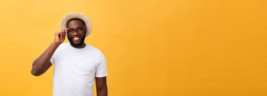 Turist kıyafeti, geniş açık gözleri ile şapka giymiş onun gözlük tutan genç afro Amerikan şok turist, portresi kapatın.