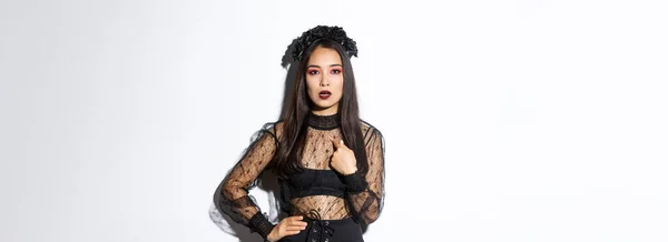 Vertoornd Verward Aziatische Vrouw Heks Halloween Kostuum Wijzend Zichzelf Zoek — Stockfoto
