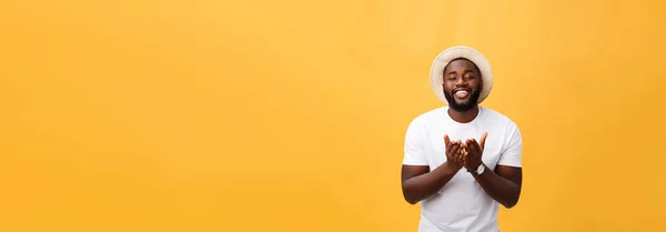 黄色の背景に白の シャツに笑みを浮かべてハンサムな若いアフリカ人の肖像画 — ストック写真