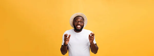 Joven Afroamericano Sobre Fondo Aislado Sonriendo Cruzando Los Dedos Con — Foto de Stock